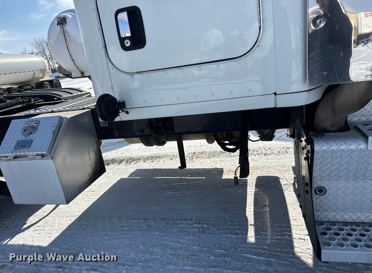 image for item FK1563 2016 Kenworth T880 semi truck