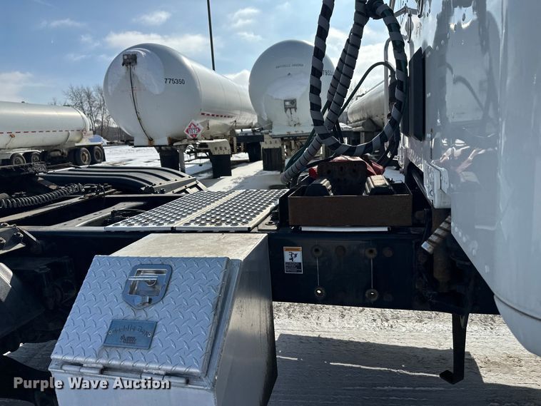 image for item FK1563 2016 Kenworth T880 semi truck