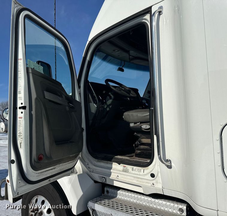 image for item FK1563 2016 Kenworth T880 semi truck