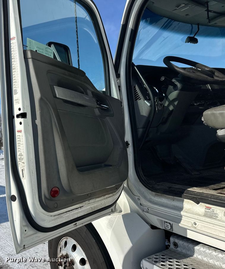 image for item FK1563 2016 Kenworth T880 semi truck