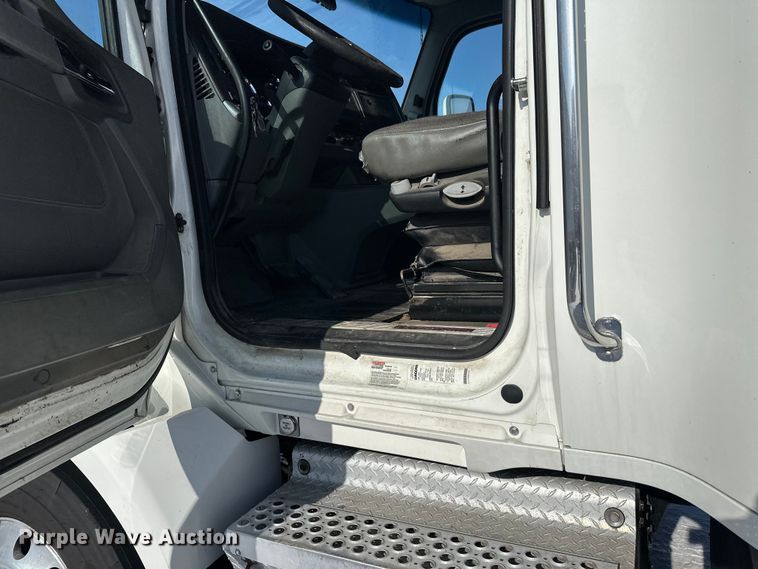 image for item FK1563 2016 Kenworth T880 semi truck