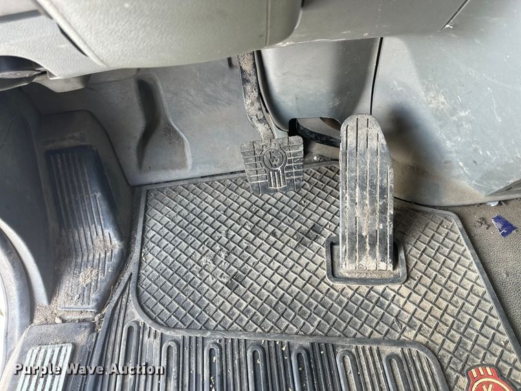 image for item FK1563 2016 Kenworth T880 semi truck