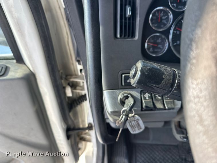 image for item FK1563 2016 Kenworth T880 semi truck