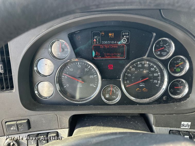 image for item FK1563 2016 Kenworth T880 semi truck