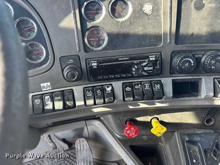 image for item FK1563 2016 Kenworth T880 semi truck