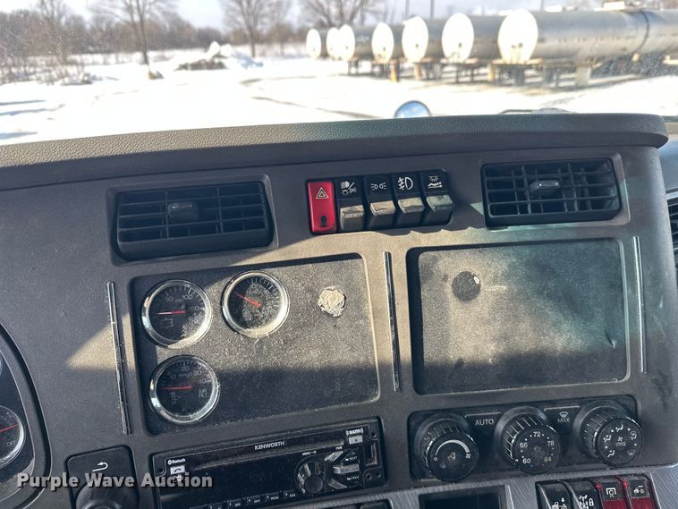 image for item FK1563 2016 Kenworth T880 semi truck