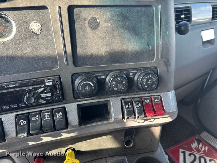 image for item FK1563 2016 Kenworth T880 semi truck