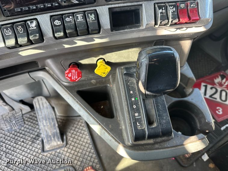 image for item FK1563 2016 Kenworth T880 semi truck