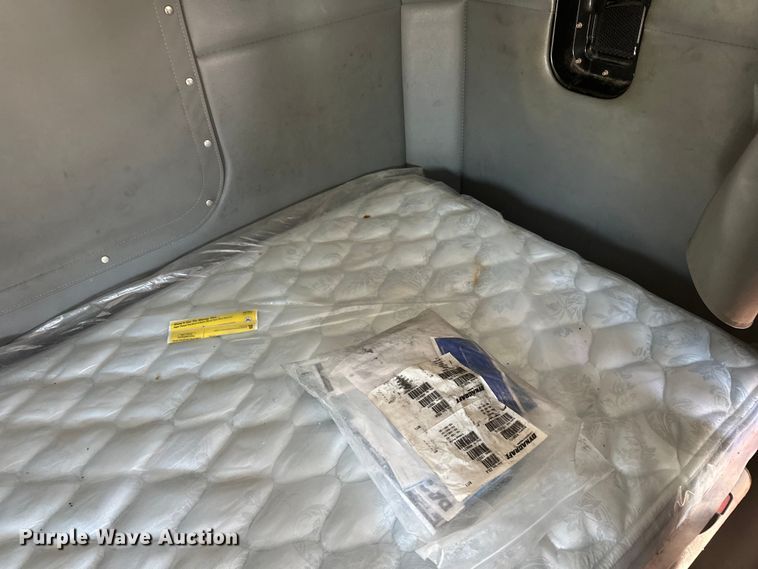 image for item FK1563 2016 Kenworth T880 semi truck