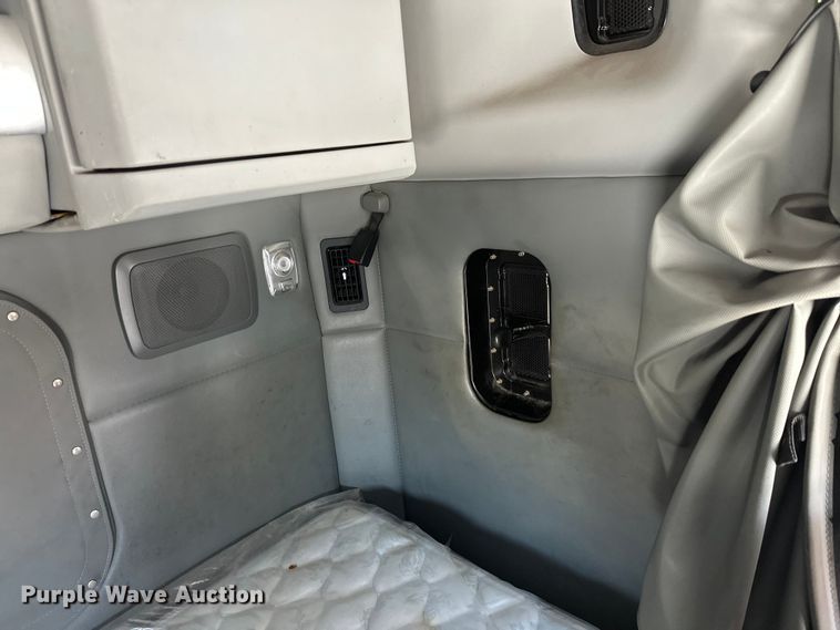 image for item FK1563 2016 Kenworth T880 semi truck