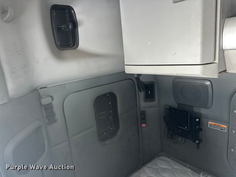 image for item FK1563 2016 Kenworth T880 semi truck