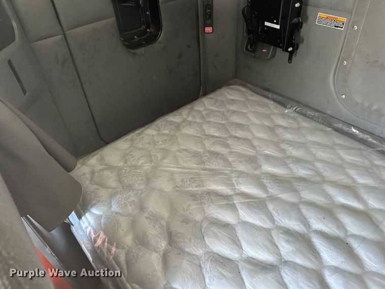 image for item FK1563 2016 Kenworth T880 semi truck