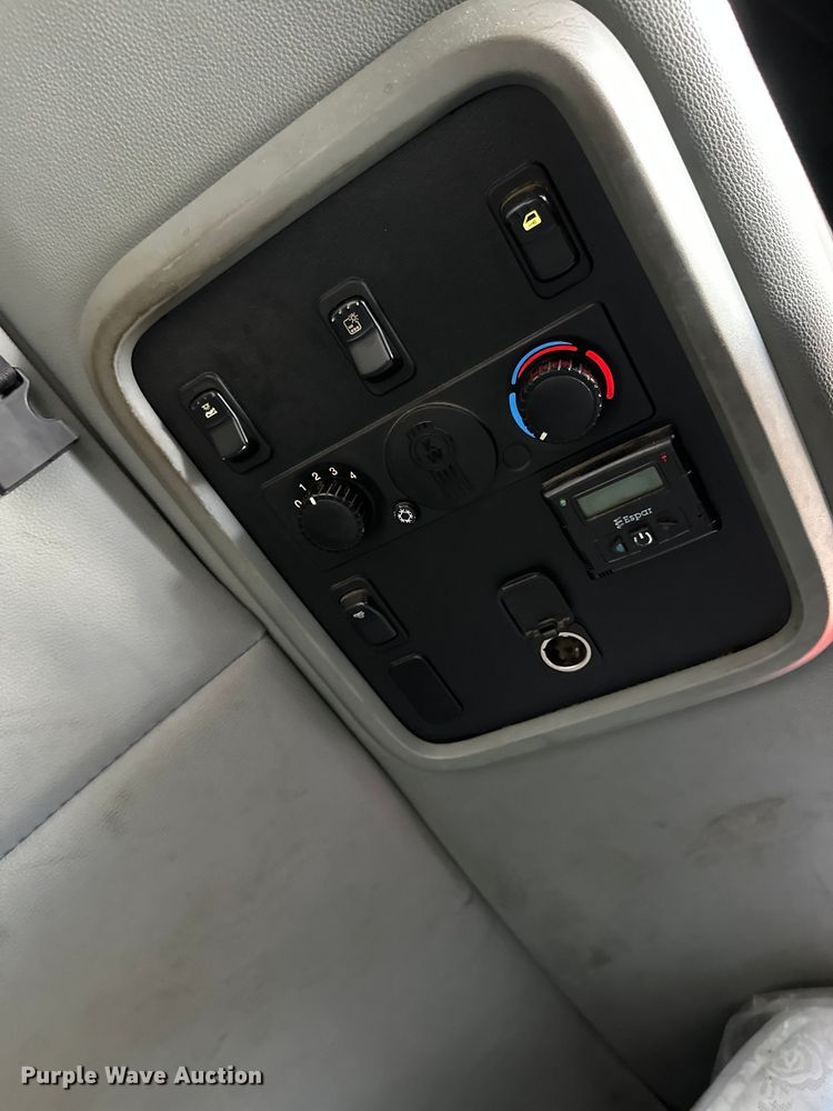 image for item FK1563 2016 Kenworth T880 semi truck