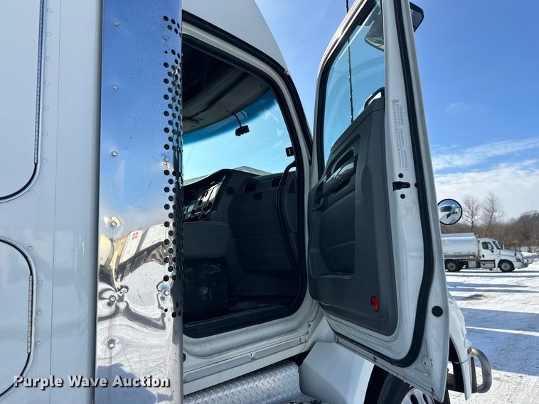 image for item FK1563 2016 Kenworth T880 semi truck