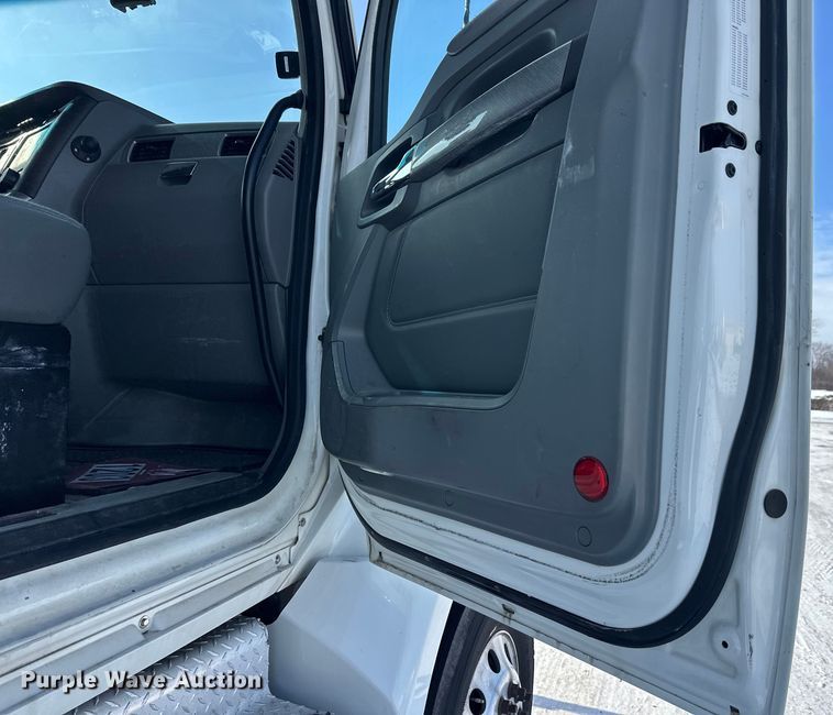 image for item FK1563 2016 Kenworth T880 semi truck