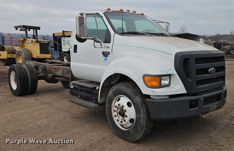 image for item FN5559 2004 Ford F650 truck cab and chassis