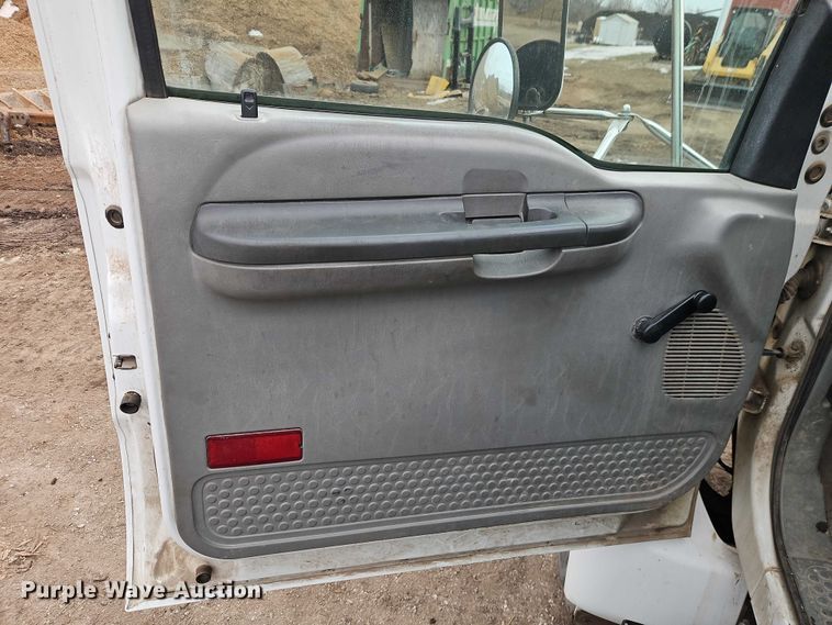 image for item FN5559 2004 Ford F650 truck cab and chassis