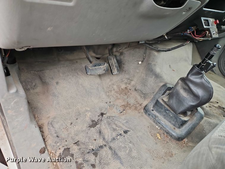 image for item FN5559 2004 Ford F650 truck cab and chassis