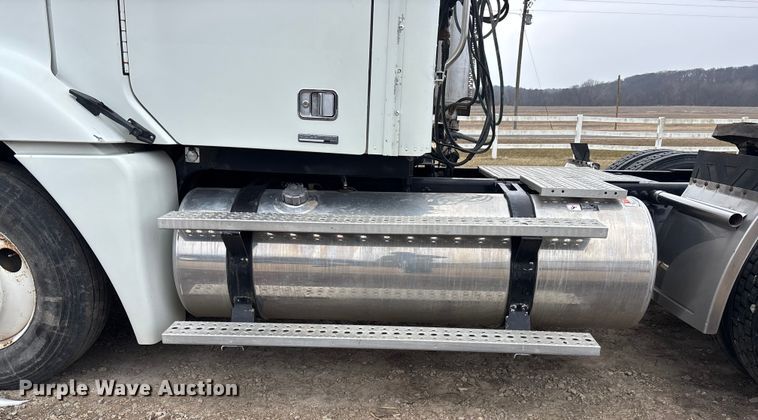 image for item FO3516 2005 Freightliner Columbia semi truck