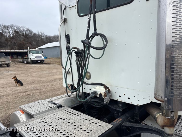 image for item FO3516 2005 Freightliner Columbia semi truck