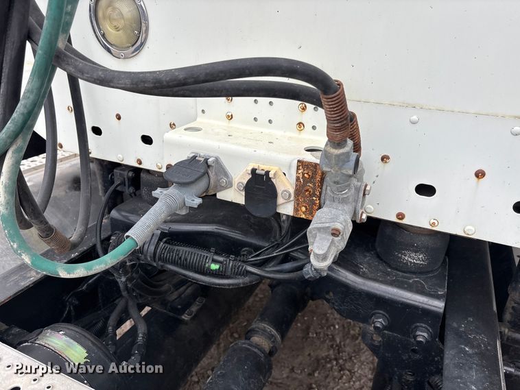 image for item FO3516 2005 Freightliner Columbia semi truck