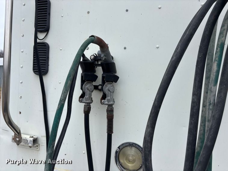 image for item FO3516 2005 Freightliner Columbia semi truck