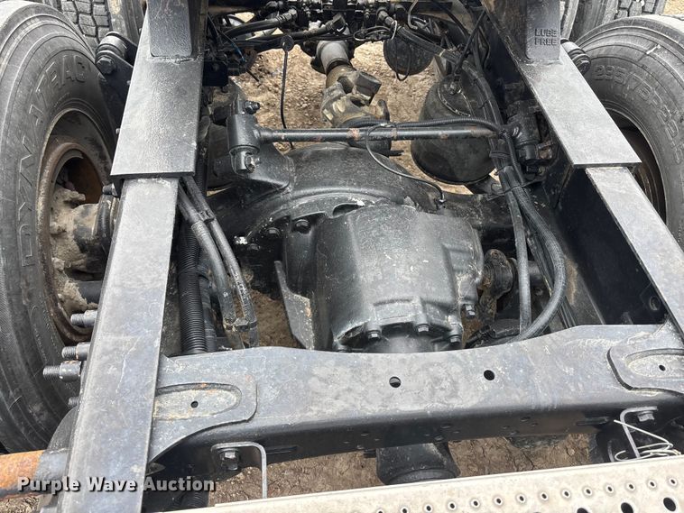 image for item FO3516 2005 Freightliner Columbia semi truck