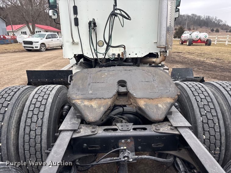 image for item FO3516 2005 Freightliner Columbia semi truck