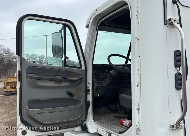 image for item FO3516 2005 Freightliner Columbia semi truck