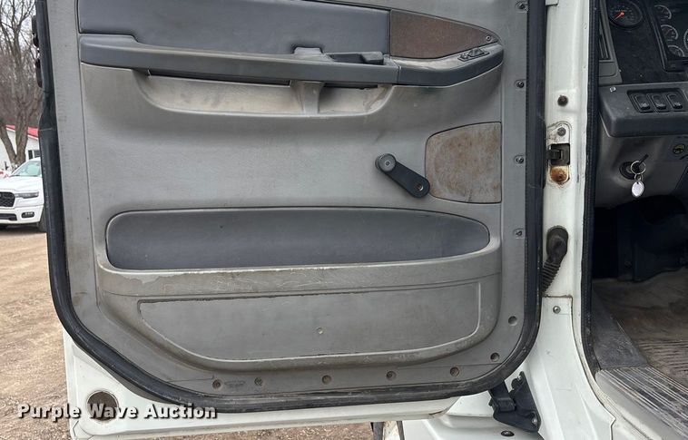 image for item FO3516 2005 Freightliner Columbia semi truck