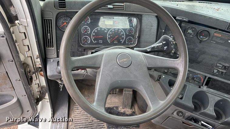 image for item FO3516 2005 Freightliner Columbia semi truck