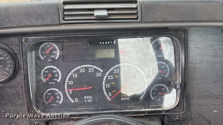 image for item FO3516 2005 Freightliner Columbia semi truck