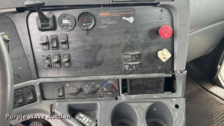 image for item FO3516 2005 Freightliner Columbia semi truck