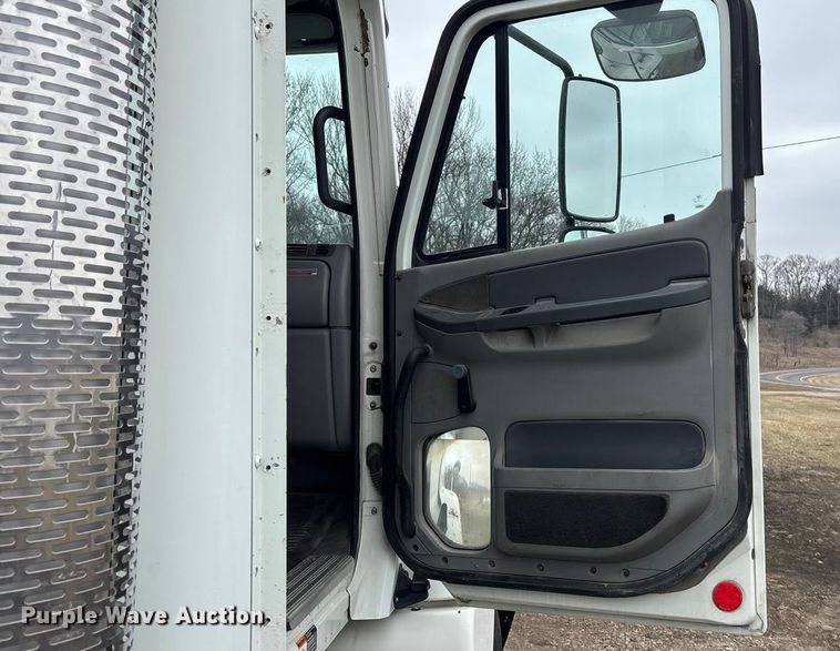 image for item FO3516 2005 Freightliner Columbia semi truck