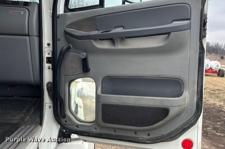 image for item FO3516 2005 Freightliner Columbia semi truck