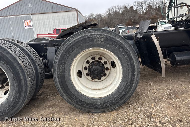 image for item FO3516 2005 Freightliner Columbia semi truck