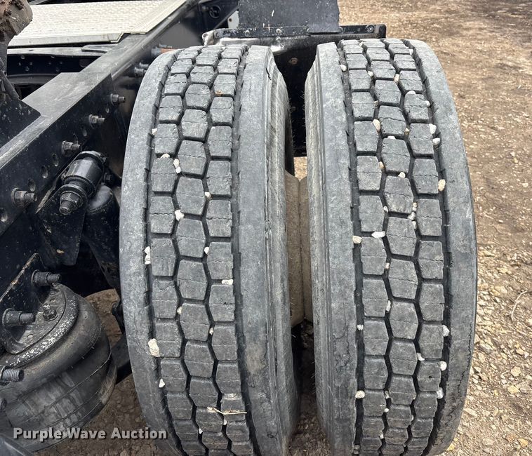 image for item FO3516 2005 Freightliner Columbia semi truck