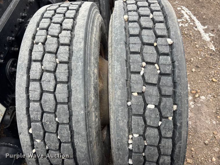 image for item FO3516 2005 Freightliner Columbia semi truck