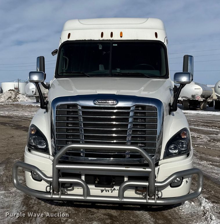 image for item LH9434 2015 Freightliner Cascadia 125 semi truck