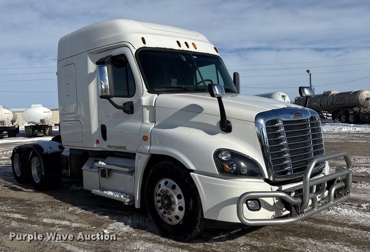 image for item LH9434 2015 Freightliner Cascadia 125 semi truck