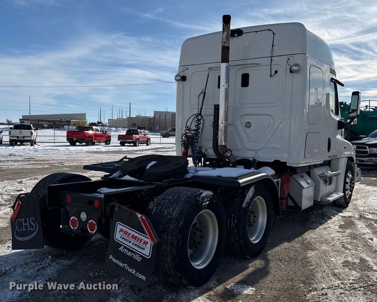 image for item LH9434 2015 Freightliner Cascadia 125 semi truck