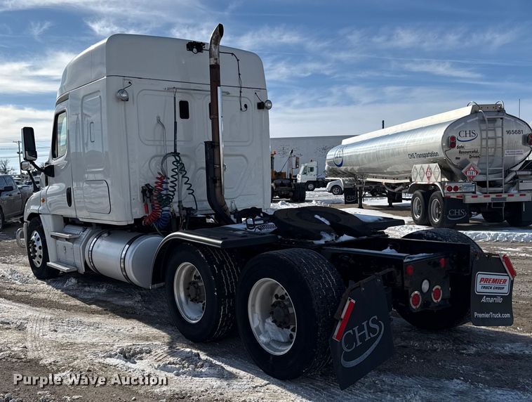image for item LH9434 2015 Freightliner Cascadia 125 semi truck