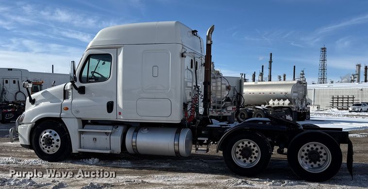 image for item LH9434 2015 Freightliner Cascadia 125 semi truck