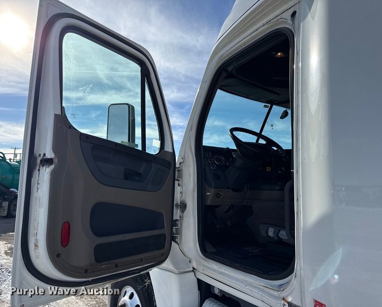 image for item LH9434 2015 Freightliner Cascadia 125 semi truck