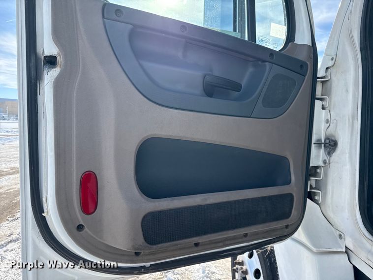 image for item LH9434 2015 Freightliner Cascadia 125 semi truck