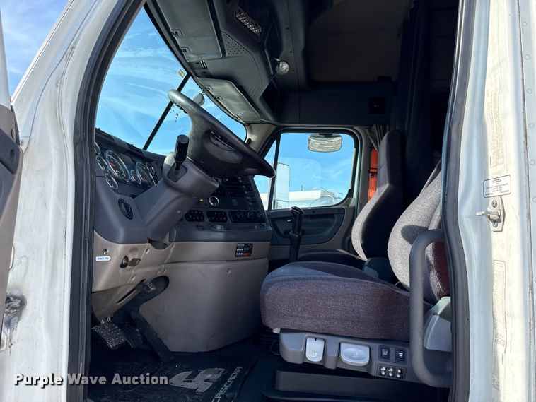 image for item LH9434 2015 Freightliner Cascadia 125 semi truck