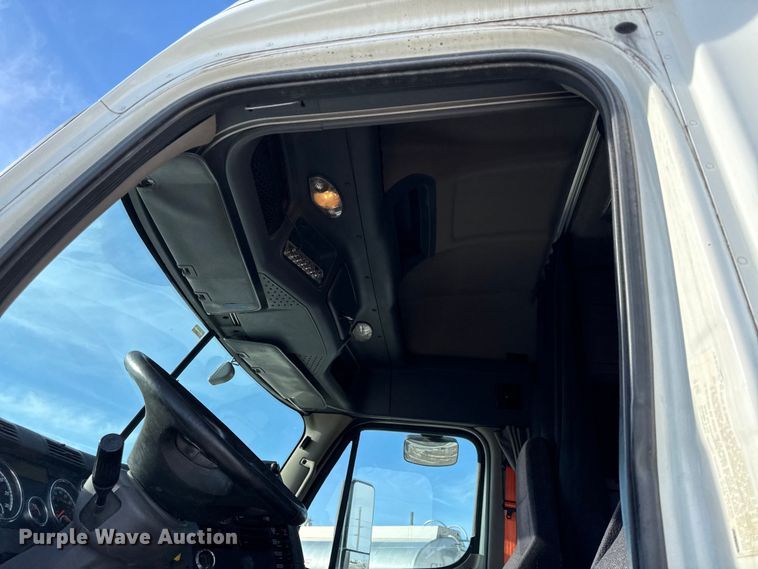 image for item LH9434 2015 Freightliner Cascadia 125 semi truck