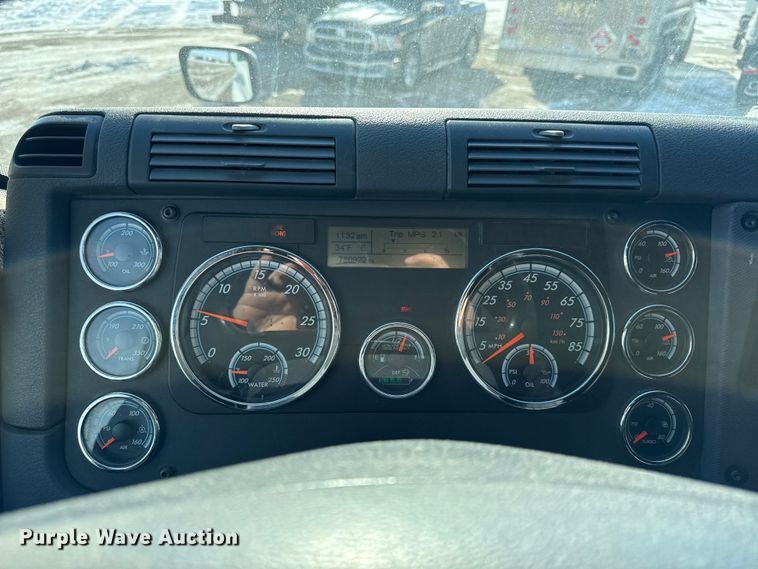 image for item LH9434 2015 Freightliner Cascadia 125 semi truck