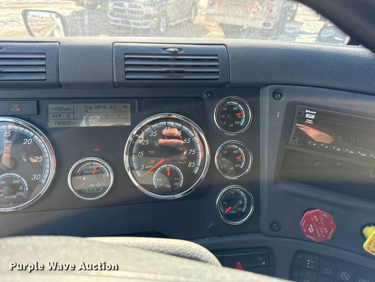 image for item LH9434 2015 Freightliner Cascadia 125 semi truck