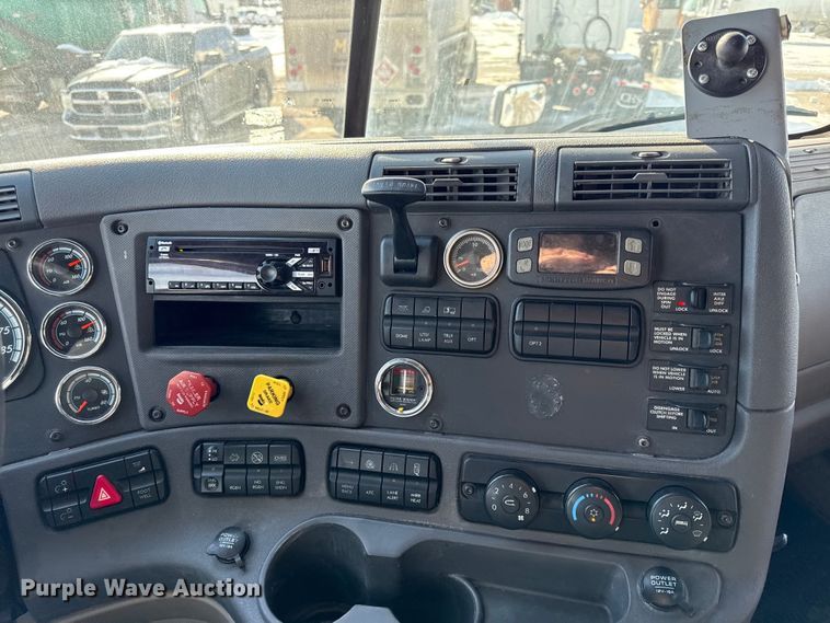 image for item LH9434 2015 Freightliner Cascadia 125 semi truck